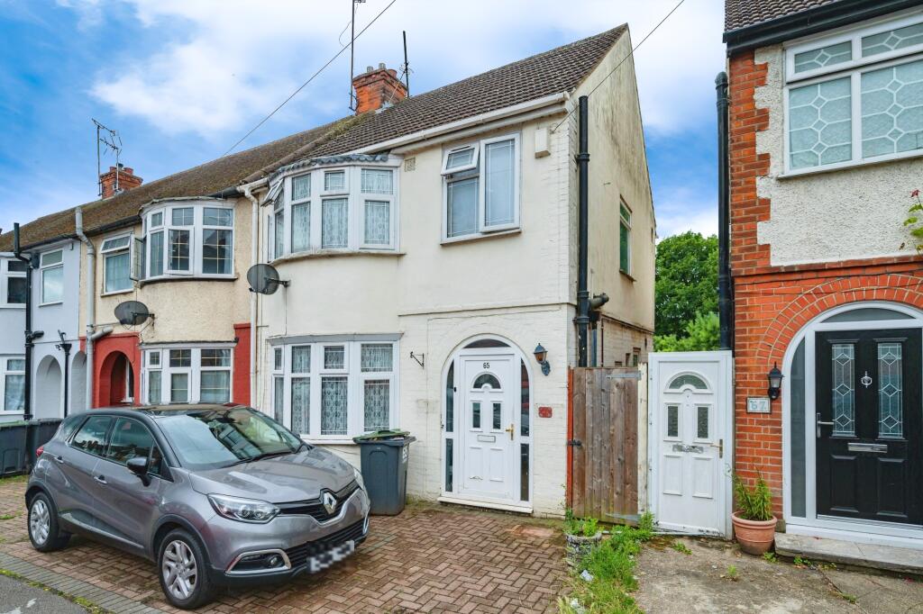 4 bedroom end of terrace house for sale in Chester Avenue, Luton