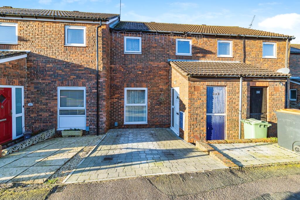 3 bedroom terraced house for sale in Meadow Way, Leighton Buzzard, LU7