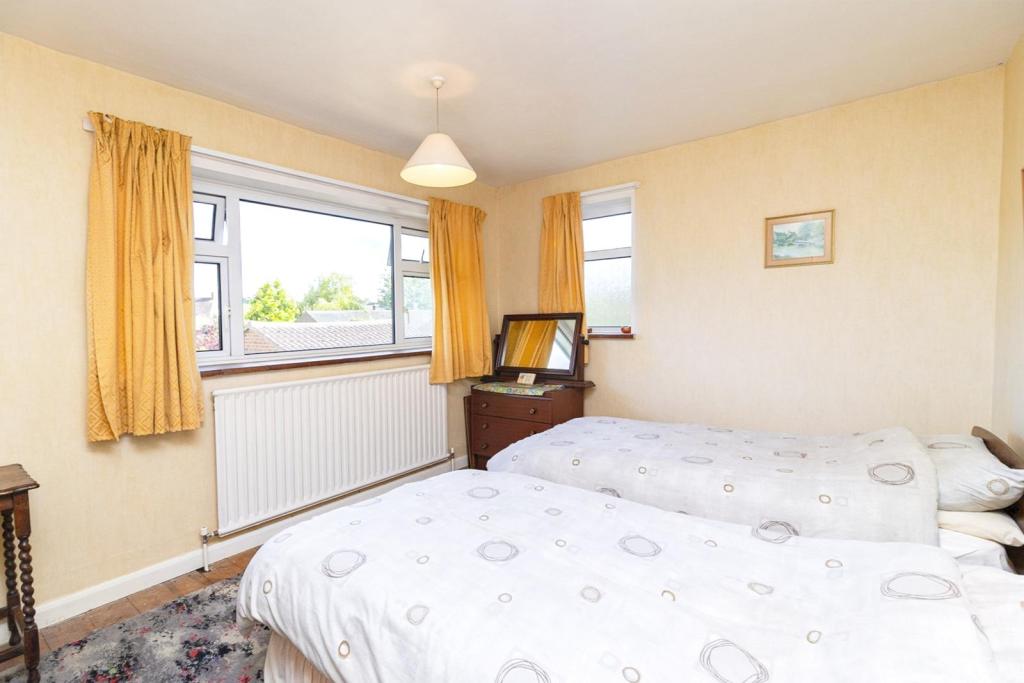 4 bedroom detached house for sale in Brooklands Drive, Leighton Buzzard