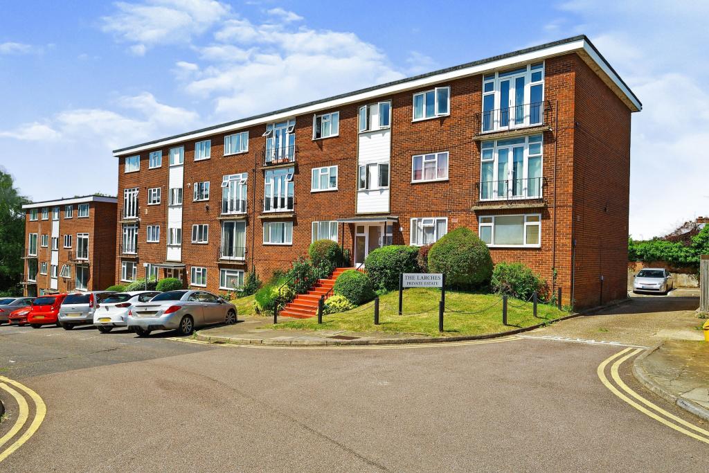 2 bedroom flat for sale in The Larches, Luton, Bedfordshire, LU2