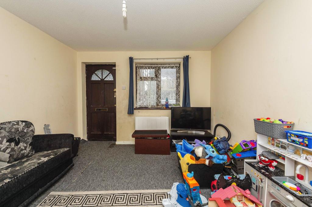 2 bedroom maisonette for sale in Holland Court, Biscot Road, Luton ...