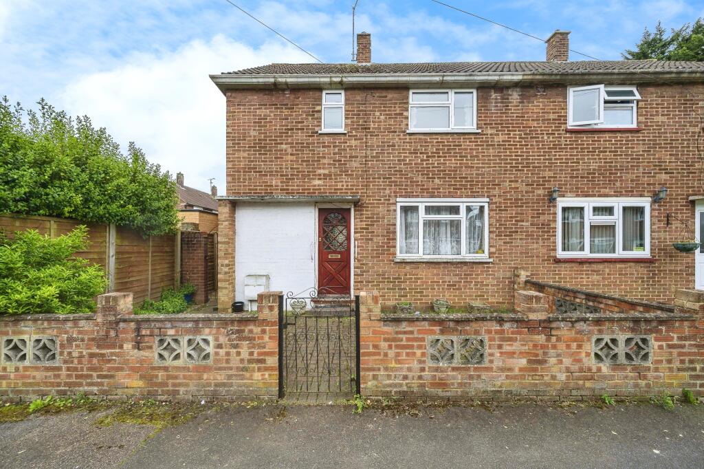 3 bedroom semi-detached house for sale in Mangrove Road, Luton, Bedfordshire, LU2