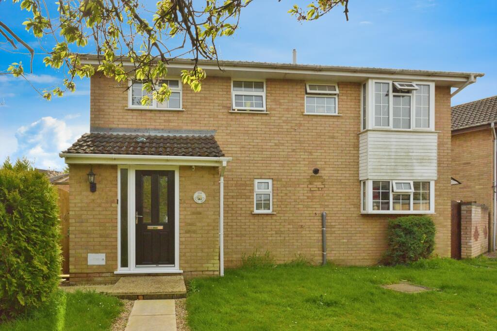 4 bedroom detached house for sale in Favell Drive, Furzton, Milton Keynes, Buckinghamshire, MK4