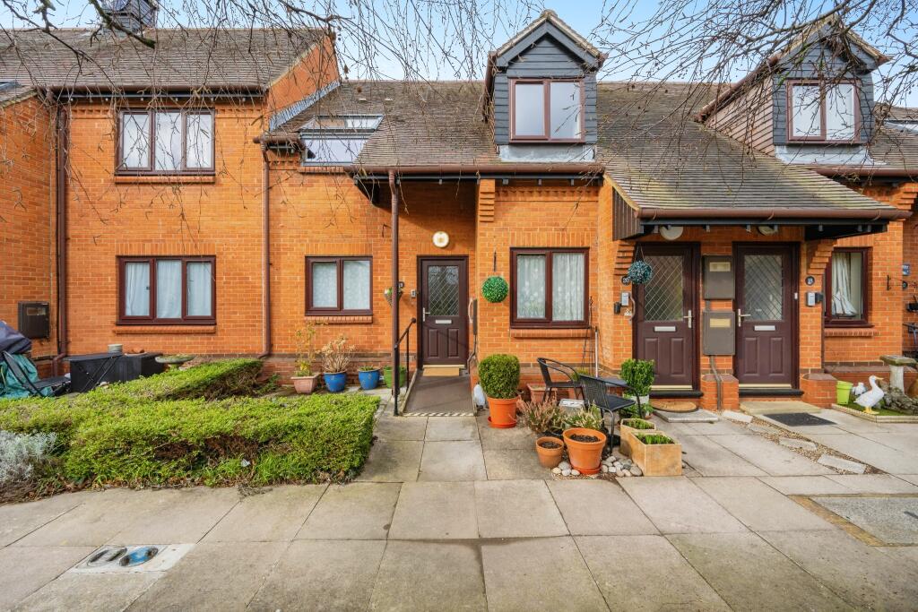 2 bedroom for sale in Fegans Court, Stony Stratford, Milton