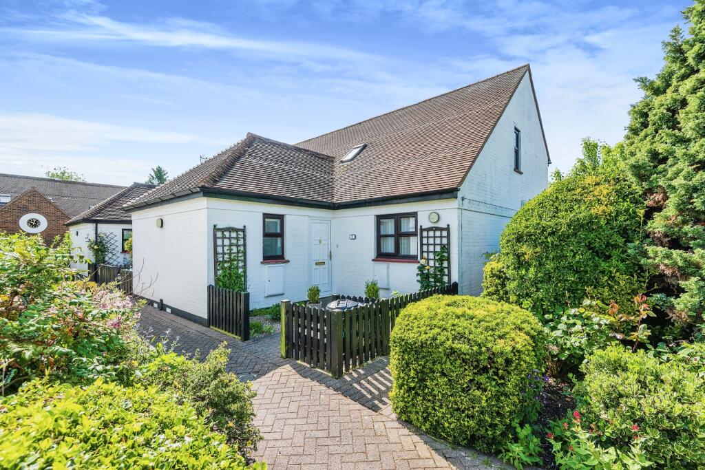 2 bedroom end of terrace house for sale in Canon Green, School Lane