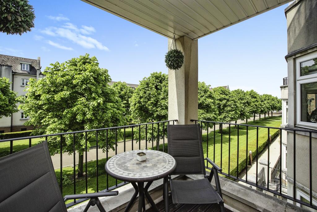 2 bedroom flat for sale in Ingress Park Avenue, Greenhithe, Kent, DA9