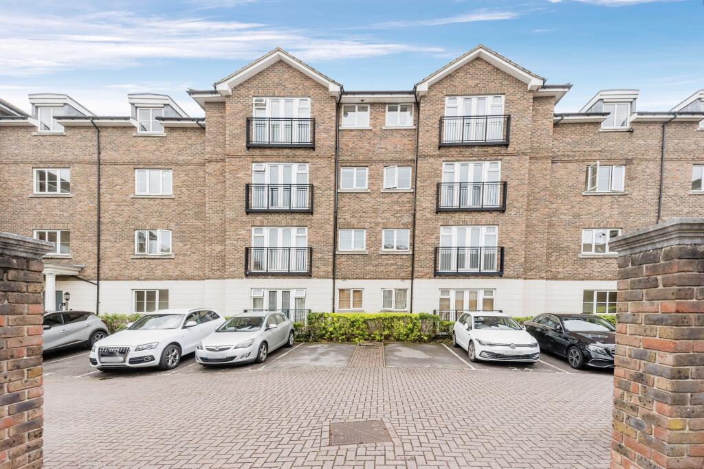 2 bedroom flat for sale in Baker Crescent, Dartford, Kent, DA1