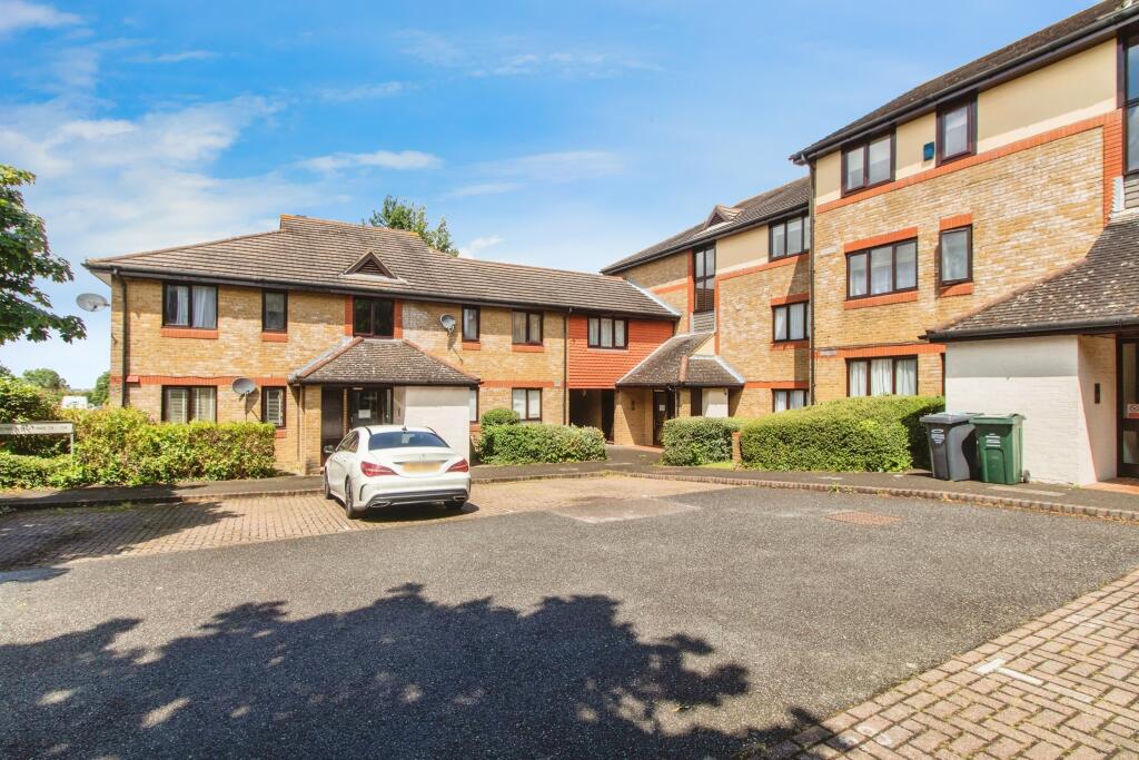 2 bedroom flat for sale in Louvain Road, Greenhithe, Kent, DA9