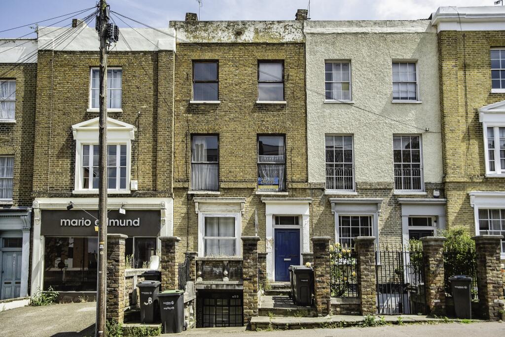 1 bedroom flat for sale in Windmill Street, Gravesend, Kent, DA12