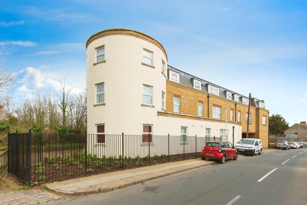 2 bedroom flat for sale in Dover Road East, Gravesend, Kent, DA11