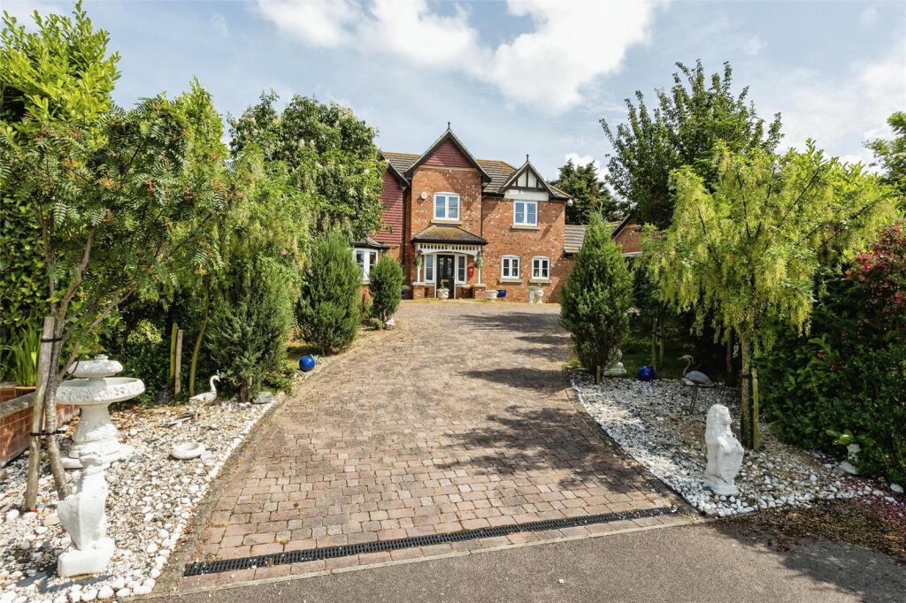 4 bedroom detached house for sale in Hustlings Drive, Eastchurch