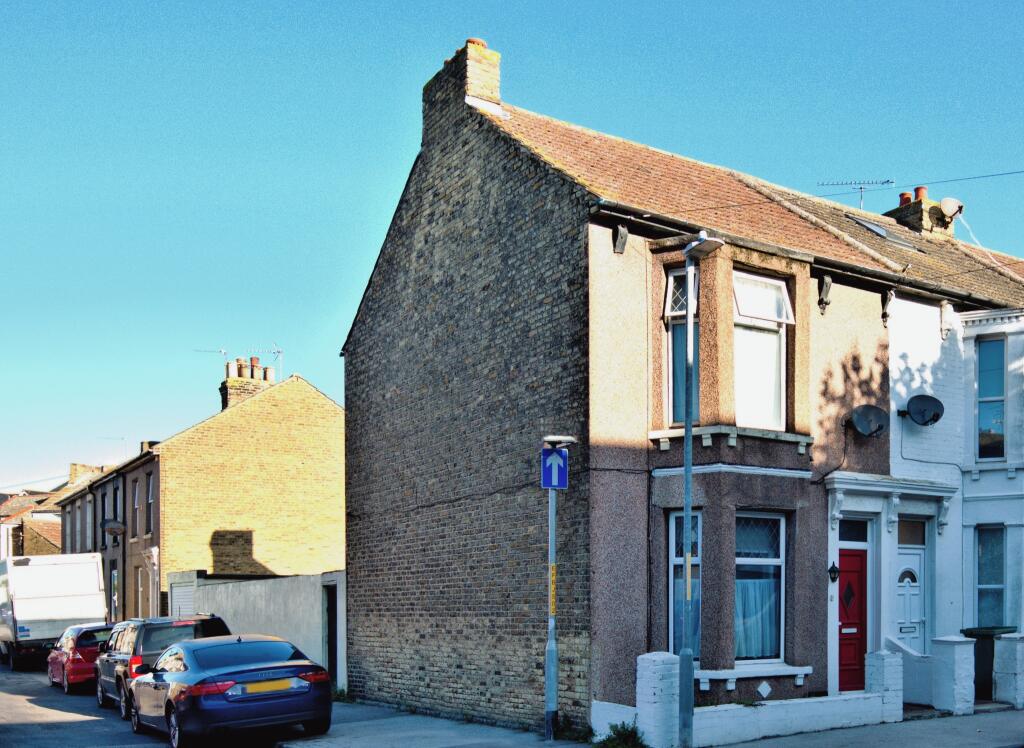 3 bedroom end of terrace house for sale in Alma Road, Sheerness, Kent, ME12