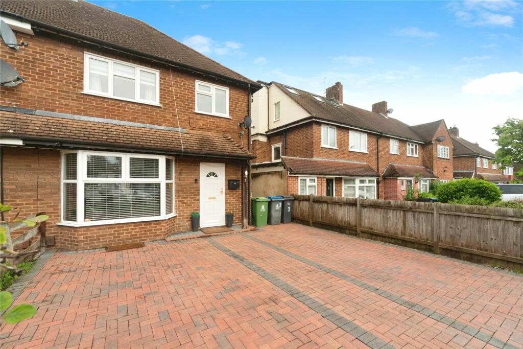 3 bedroom semidetached house for sale in Hunters Road, Chessington, KT9