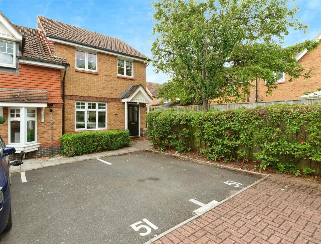 3 bedroom end of terrace house for sale in Merritt Gardens, Chessington