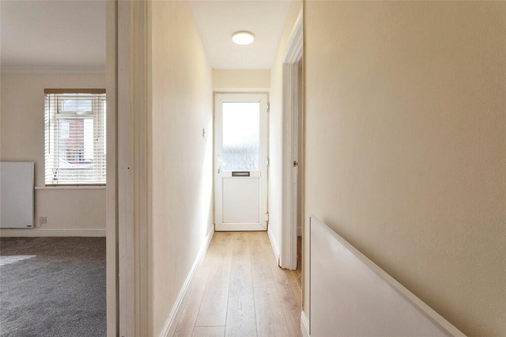 2 bedroom flat for sale in Earlsbrook Road, Redhill, Surrey, RH1