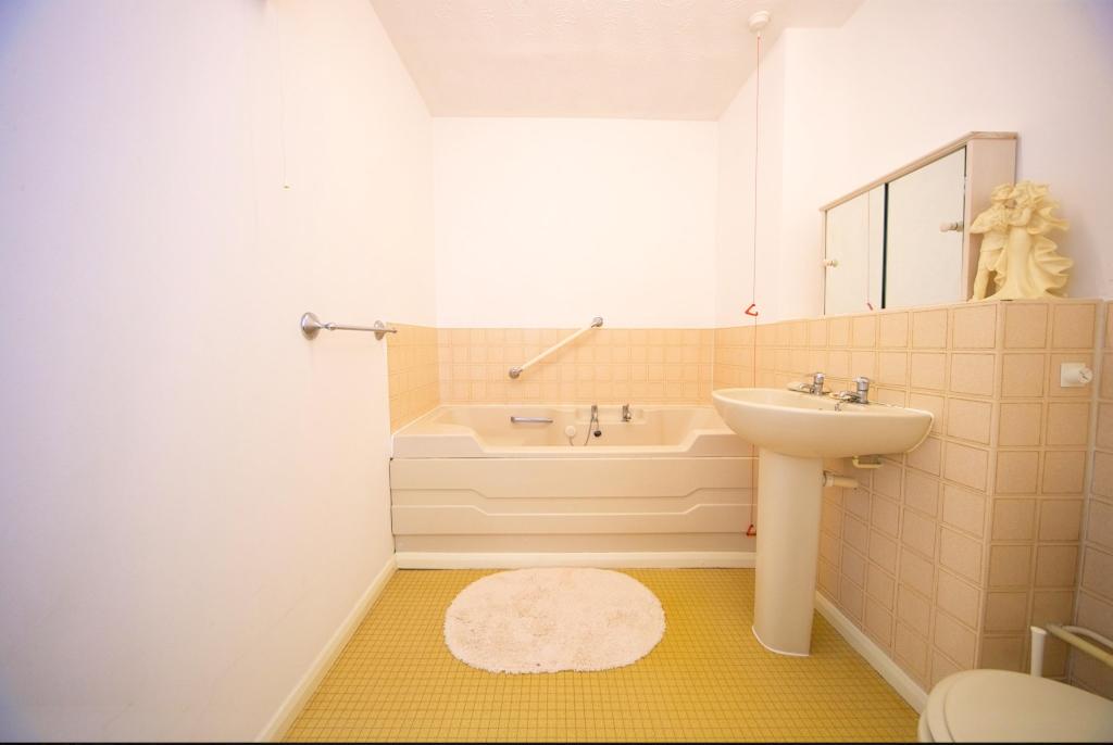 1 bedroom flat for sale in Churchill Court, Ainsley Close, London, N9