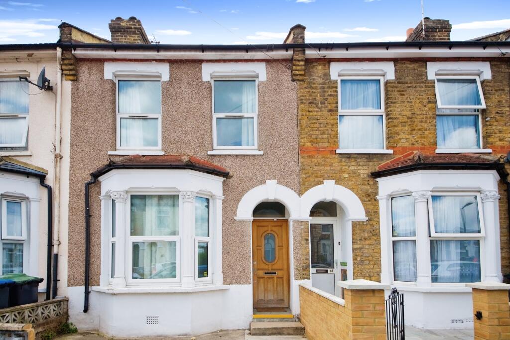 3 bedroom terraced house for sale in Haselbury Road, London, N18