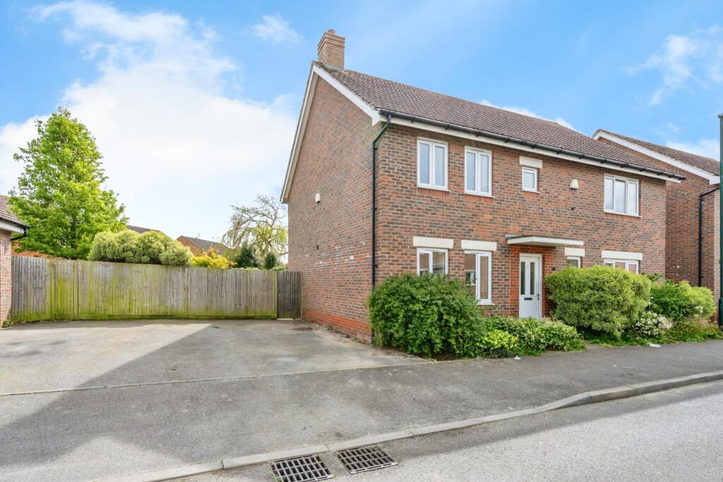 4 bedroom detached house for sale in Broom Field Way, Felpham, Bognor