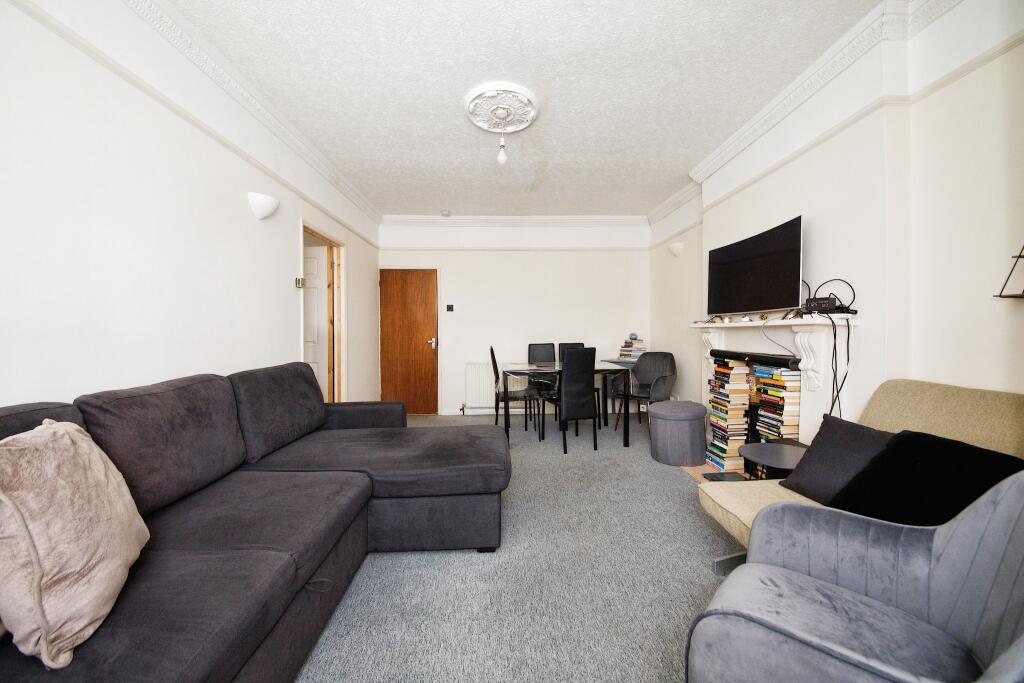 1 bedroom flat for sale in Fairlop Road, Leytonstone, E11