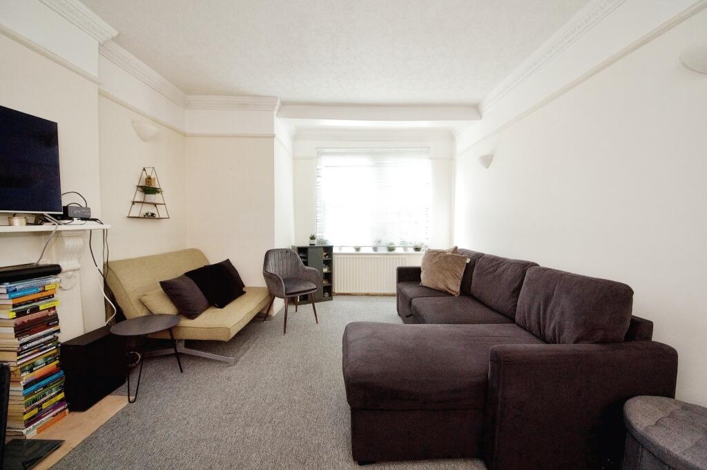 1 bedroom flat for sale in Fairlop Road, Leytonstone, E11