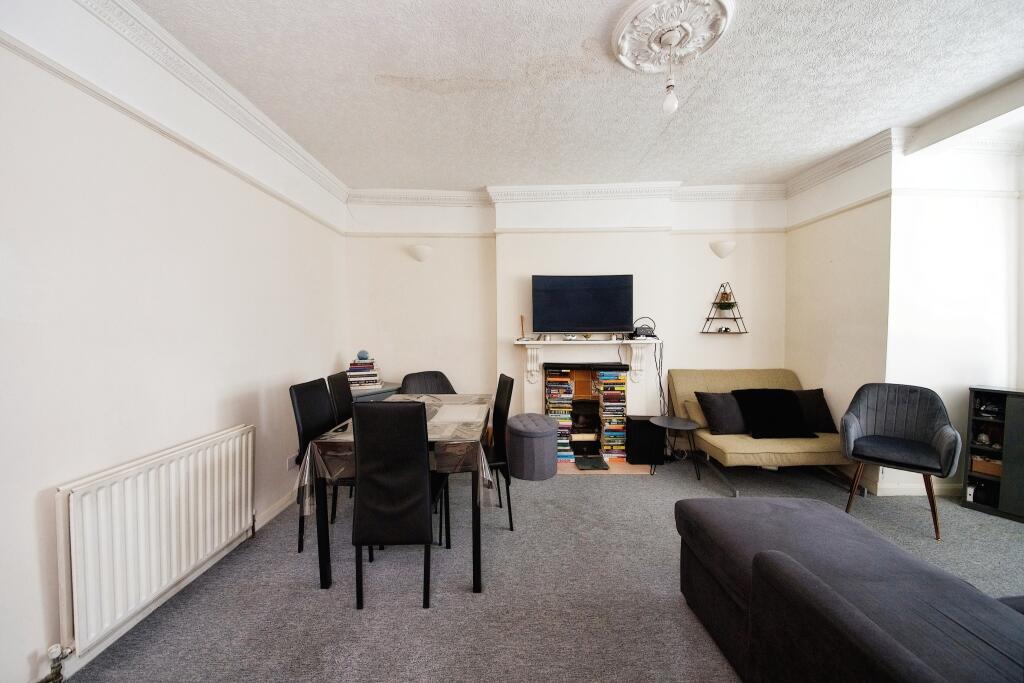 1 bedroom flat for sale in Fairlop Road, Leytonstone, E11