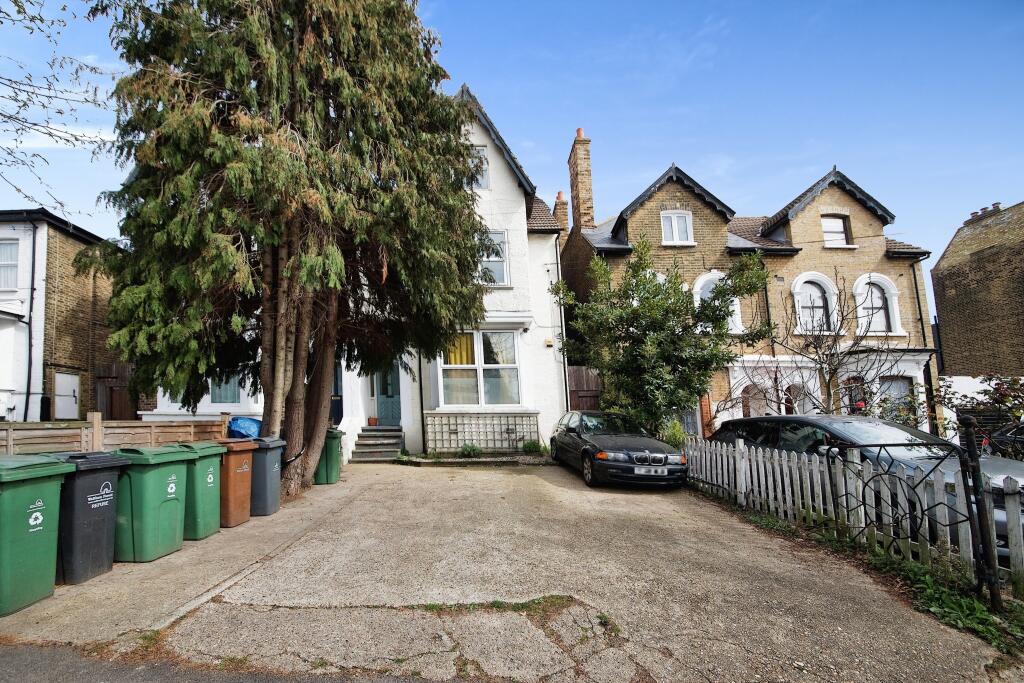 1 bedroom flat for sale in Fairlop Road, Leytonstone, E11