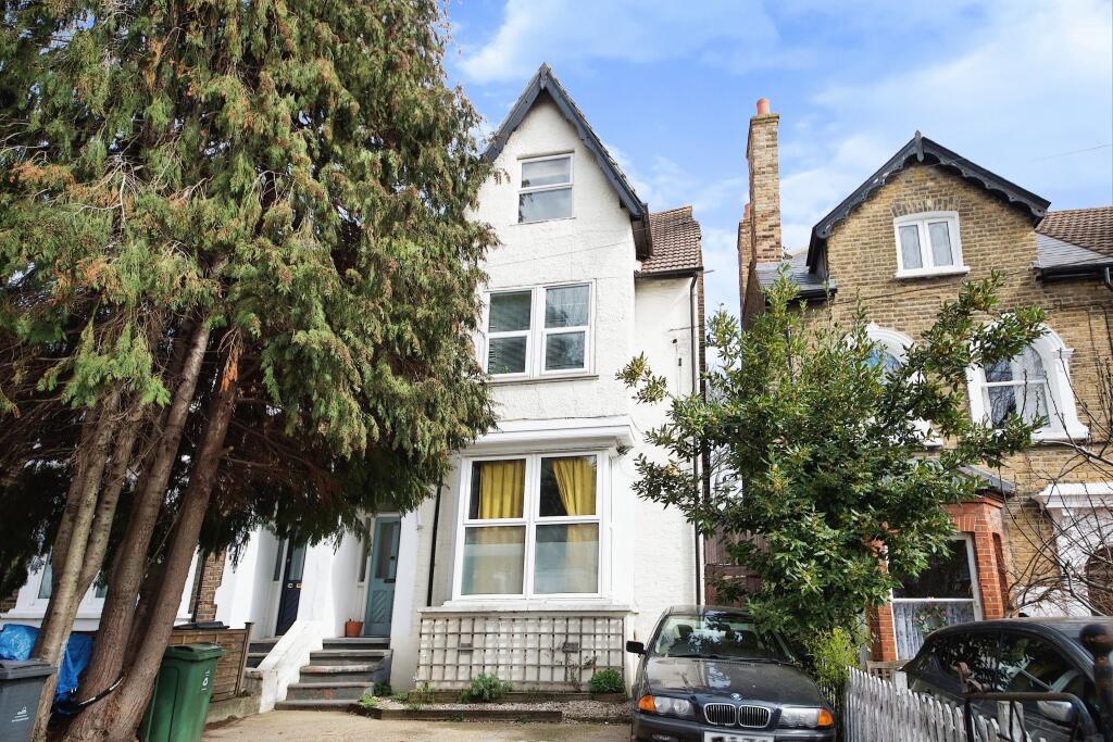 1 bedroom flat for sale in Fairlop Road, Leytonstone, E11