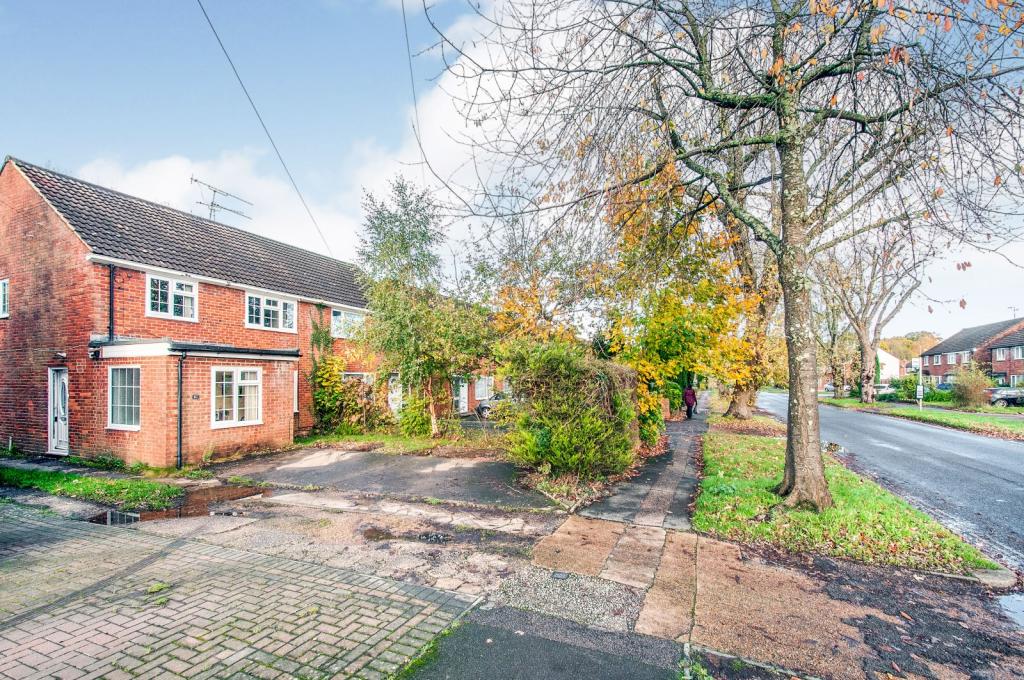 4 bedroom semidetached house for sale in St Mary's Drive, Crawley