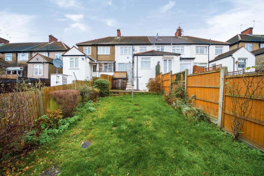 3 bedroom terraced house for sale in Ferney Road, East EN4