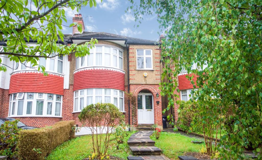 3 bedroom semidetached house for sale in Oakwood Avenue, Southgate