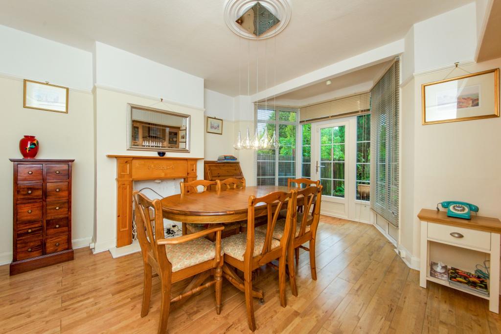 3 Bedroom House For Sale In Oakwood London