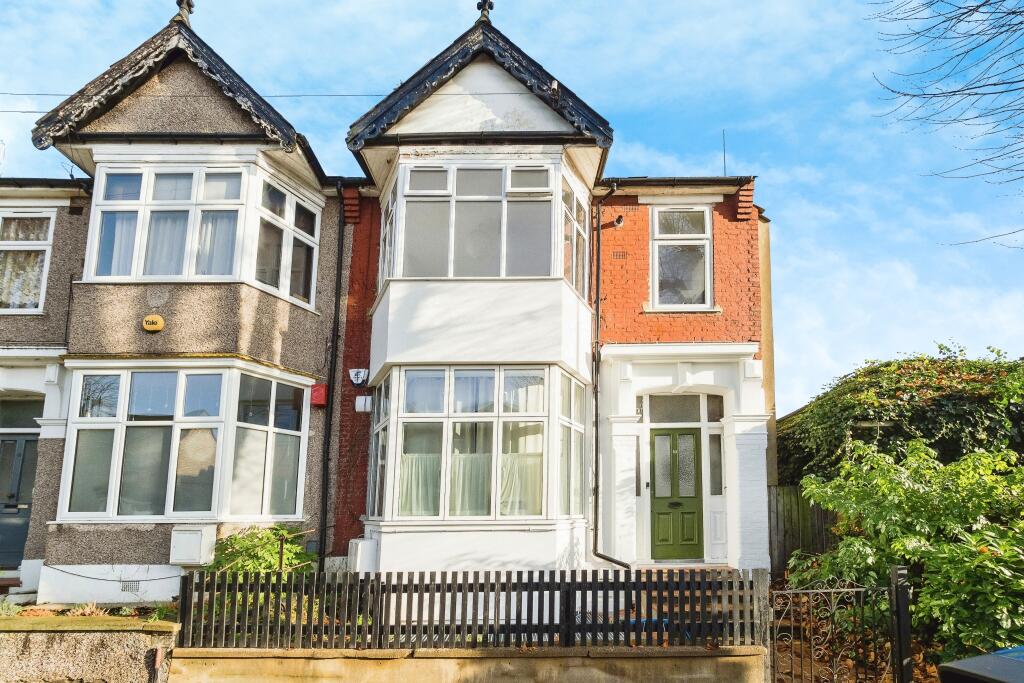 2 bedroom flat for sale in Westbury Road, Walthamstow, E17