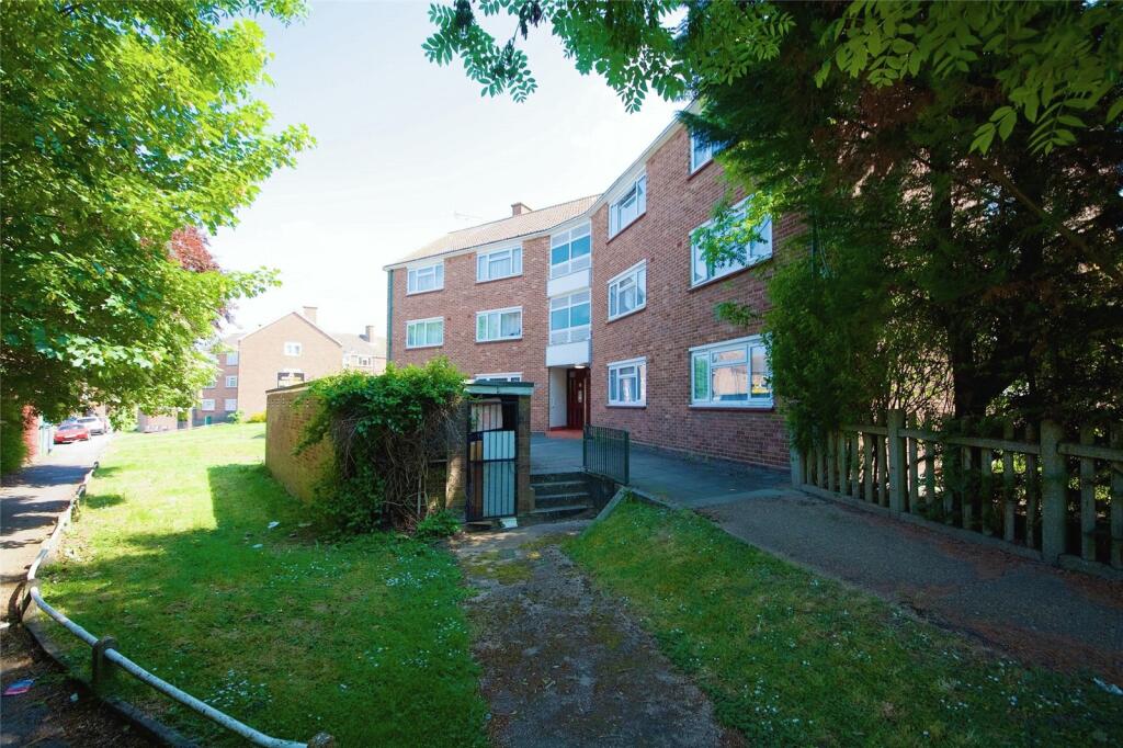 2 bedroom flat for sale in Brading Crescent, Wanstead, London, E11