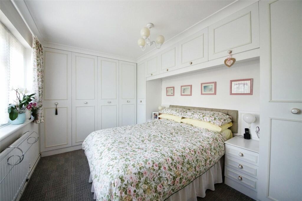 2 bedroom flat for sale in Brading Crescent, Wanstead, London, E11