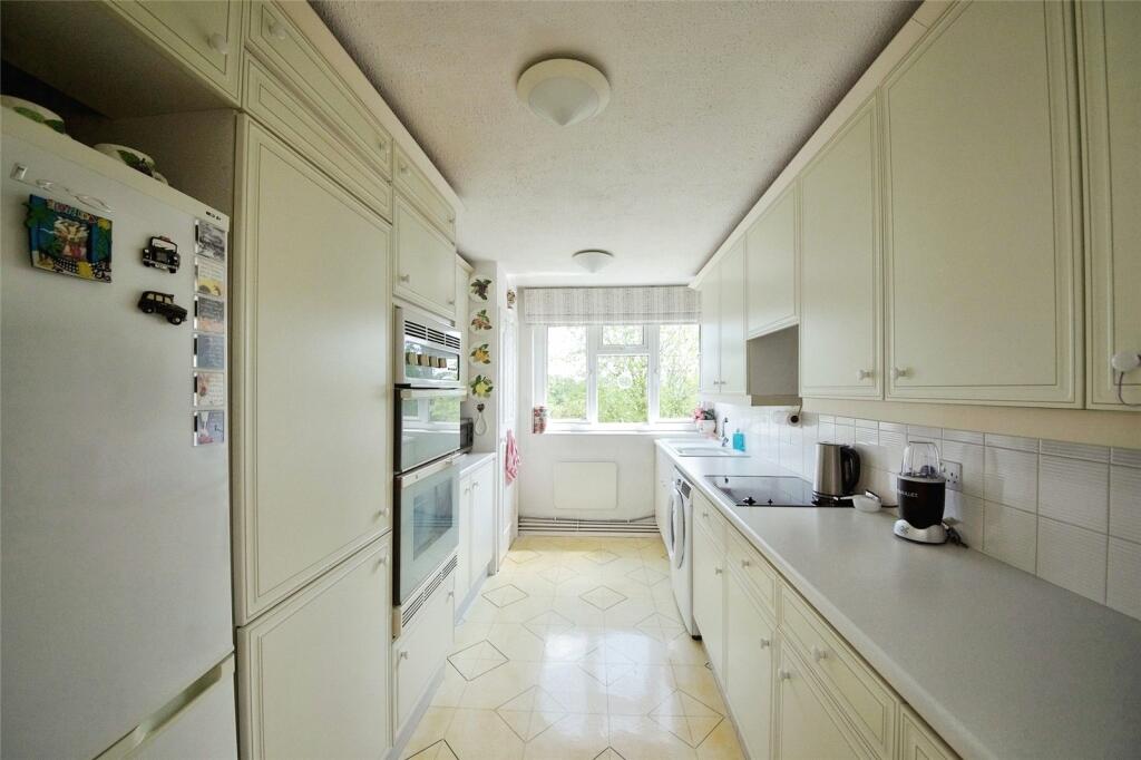 2 bedroom flat for sale in Brading Crescent, Wanstead, London, E11