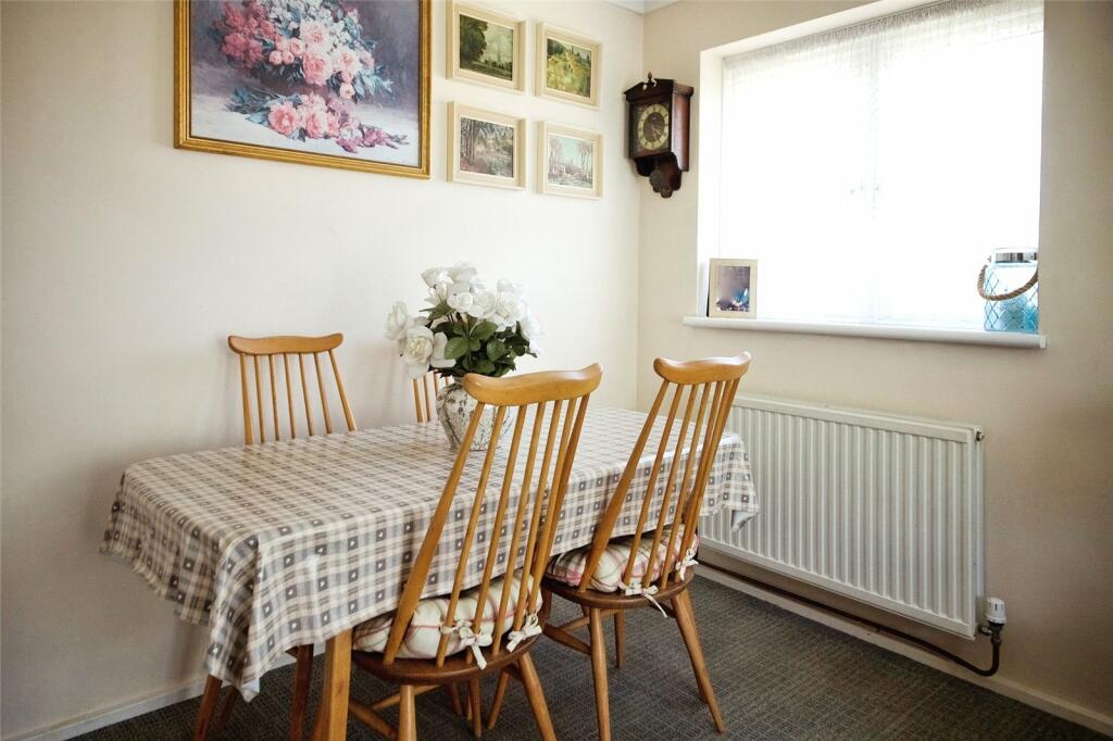 2 bedroom flat for sale in Brading Crescent, Wanstead, London, E11