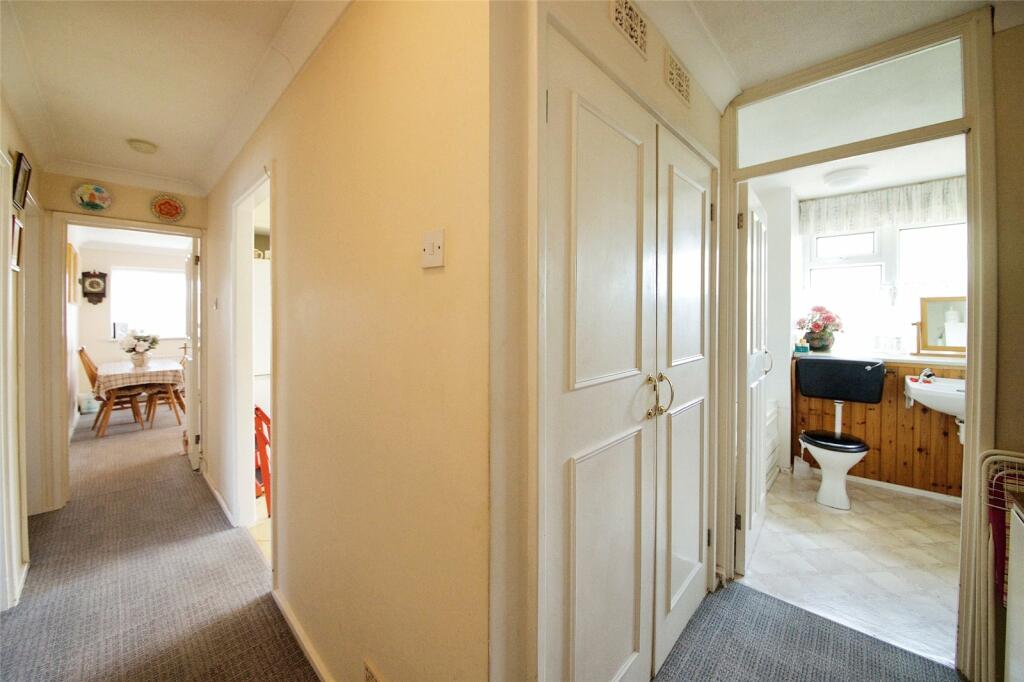 2 bedroom flat for sale in Brading Crescent, Wanstead, London, E11