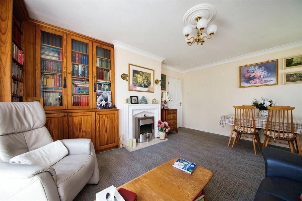 2 bedroom flat for sale in Brading Crescent, Wanstead, London, E11