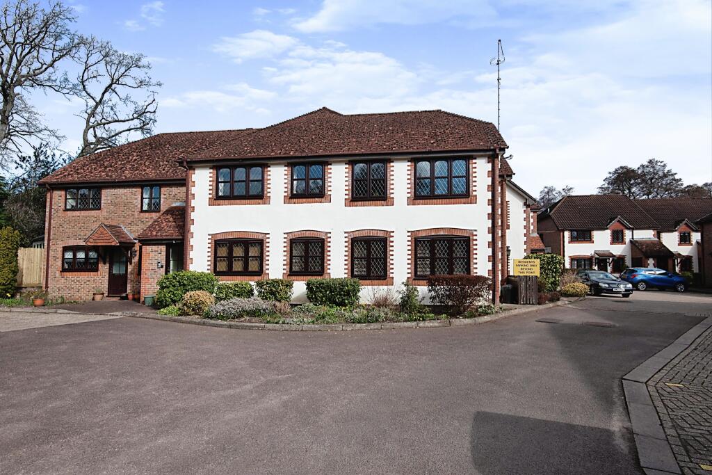 2 bedroom flat for sale in Spring Meadow, New Road, Midhurst, West