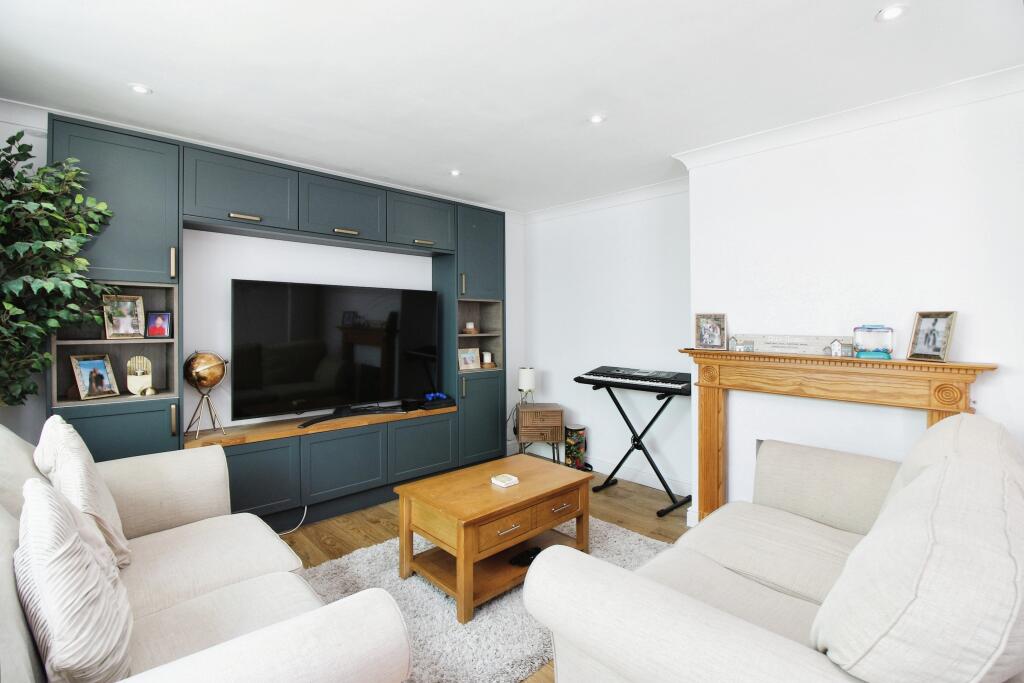 3 bedroom house for sale in Mead Way, Midhurst, West Sussex, GU29