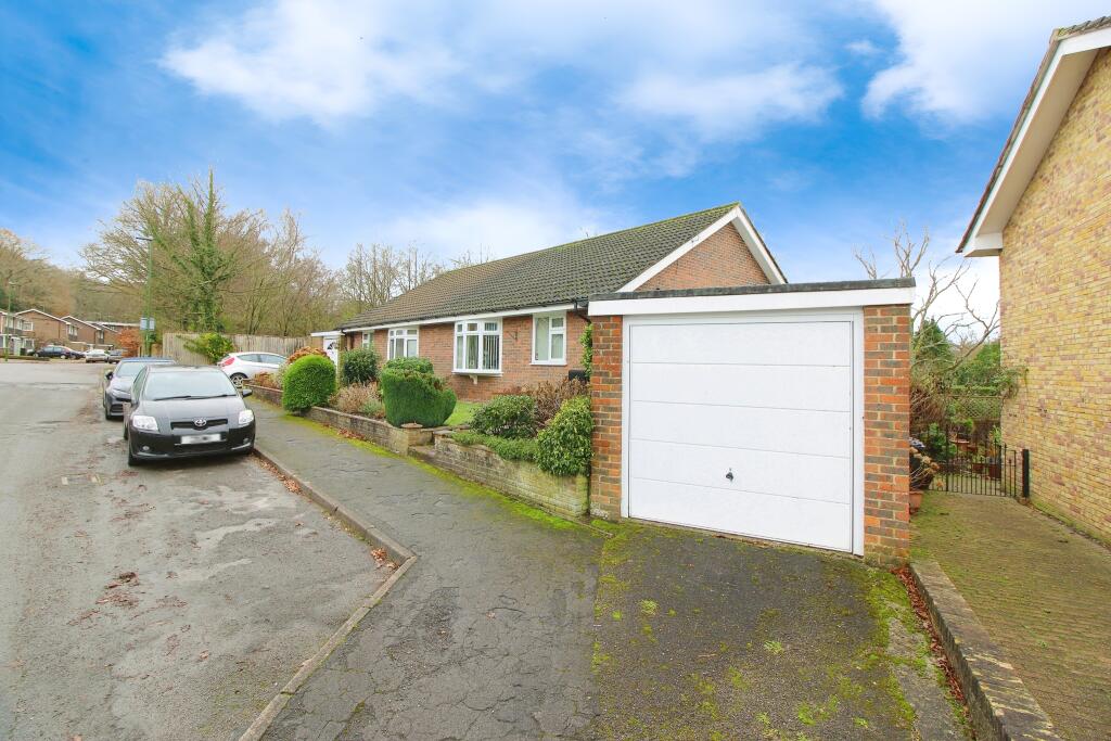 2 bedroom bungalow for sale in Bourne Way, Midhurst, West Sussex, GU29