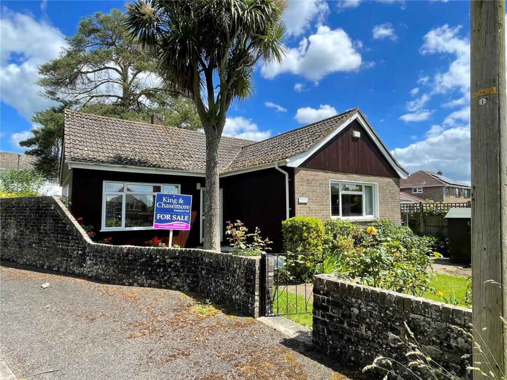 2 bedroom bungalow for sale in Ashfield Close, Midhurst, West Sussex, GU29