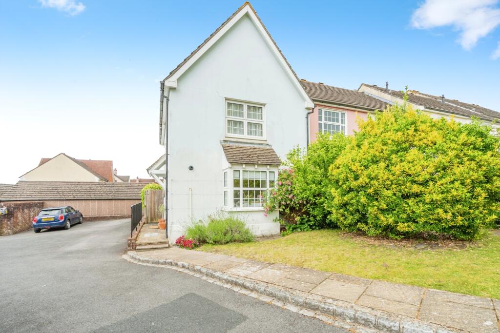 3 bedroom end of terrace house for sale in Poplar Way, Midhurst, West