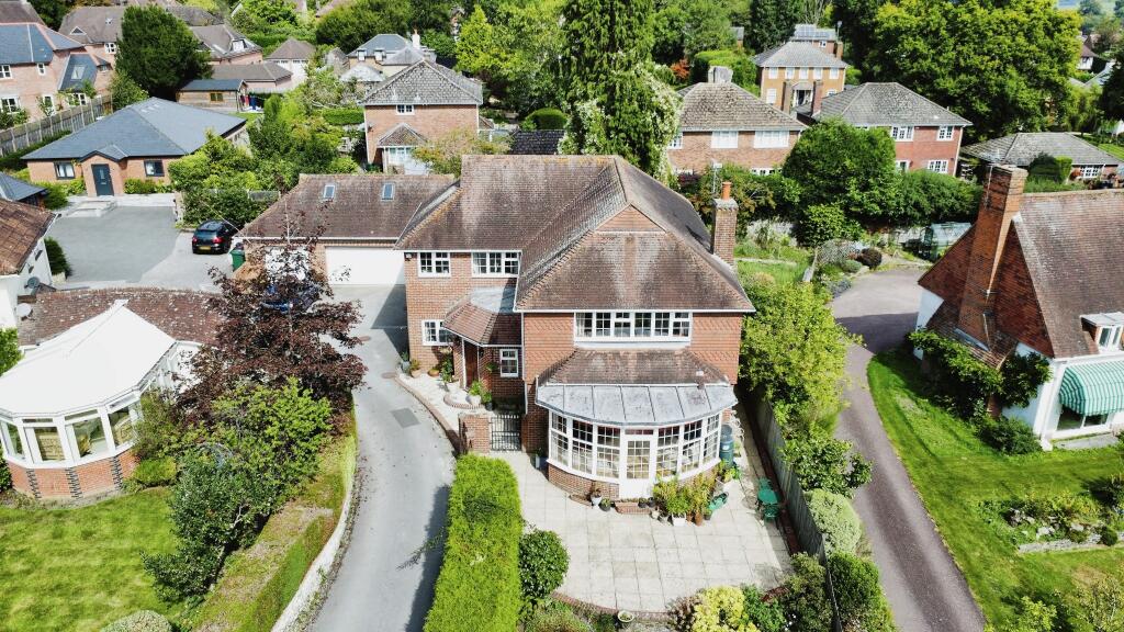 4 bedroom detached house for sale in Petersfield Road, Midhurst, West