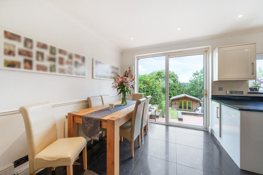 3 bedroom end of terrace house for sale in Daneland, East EN4