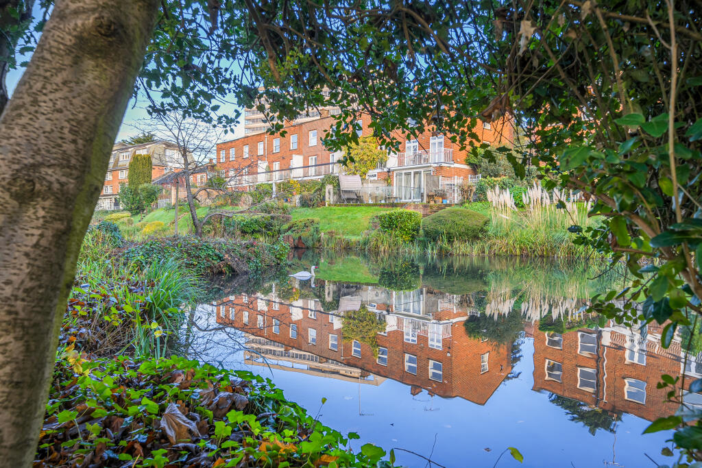 4 bedroom end of terrace house for sale in Baxendale, Whetstone, N20