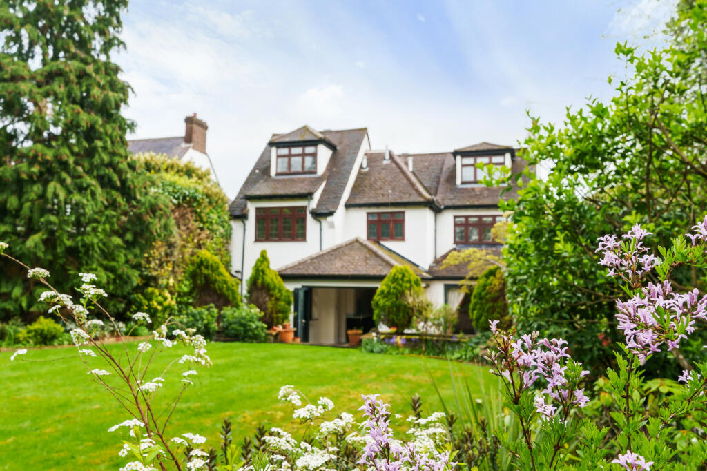 6 bedroom detached house for sale in Newmans Way, EN4