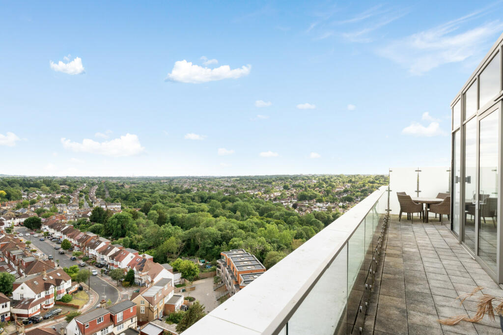 3 bedroom flat for sale in Northway House, Whetstone, N20