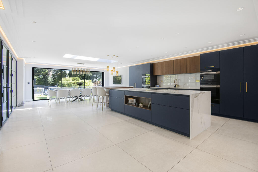 Main image of property: Oakleigh Park South, Whetstone, N20