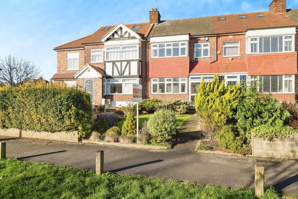 3 bedroom terraced house for sale in Chigwell Road, Woodford Green, IG8
